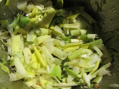 MERLUZA EN SALSA DE PUERROS AL AZAFRÁN MERLUZA EN SALSA DE PUERROS AL AZAFRÁN