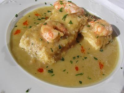MERLUZA EN SALSA DE PUERROS AL AZAFRÁN MERLUZA EN SALSA DE PUERROS AL AZAFRÁN