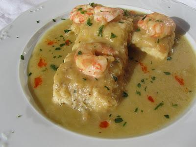 MERLUZA EN SALSA DE PUERROS AL AZAFRÁN MERLUZA EN SALSA DE PUERROS AL AZAFRÁN