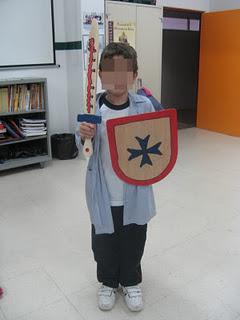 Espada y escudo cristiano de madera Espada y escudo cristiano de madera