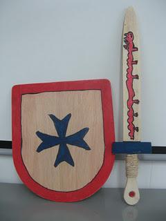 Espada y escudo cristiano de madera Espada y escudo cristiano de madera