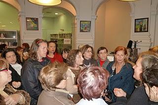 STOP SUPRESIÓN: Gran exito de la acción de protesta contra el cierre de la Biblioteca especializada en mujer y género de la DGFM en Valencia STOP SUPRESIÓN: Gran exito de la acción de protesta contra el cierre de la Biblioteca especializada en mujer y género de la DGFM en Valencia