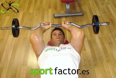 Press francés en banco plano con barra Z Como entrenar los brazos en 15 minutos (de forma efectiva)