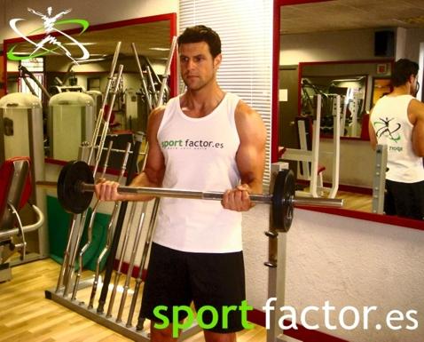 Curl de Bíceps de pie con barra, agarre supino amplio Como entrenar los brazos en 15 minutos (de forma efectiva)