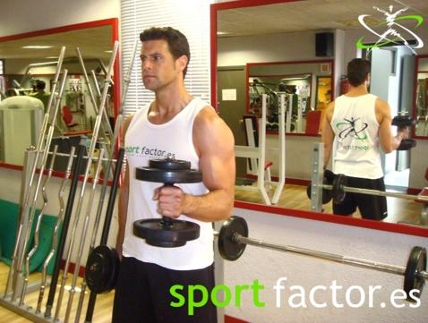 Curl de Bíceps de pie alterno tipo martillo Como entrenar los brazos en 15 minutos (de forma efectiva)