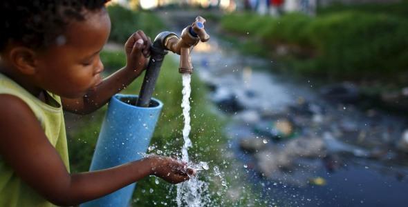 nino_tomando_agua Los niños son los más vulnerables frente a los cambios climáticos