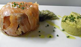 Tártar a los dos Salmones con Crema de Aguacate