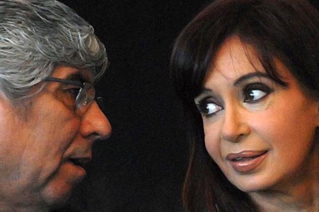 CFK embiste contra Clarín para tapar el conflicto con Moyano. CFK embiste contra Clarín para tapar el conflicto con Moyano.