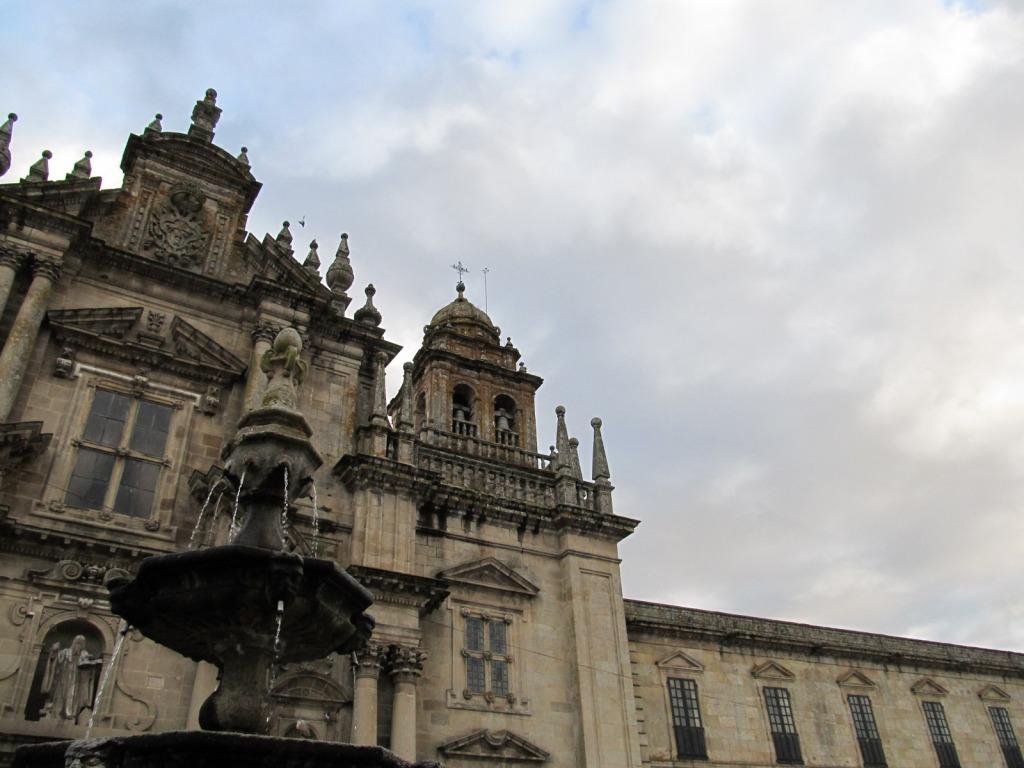 Al frente la Fuente, como telón la Iglesia y el Monasterio, coronados por el cielo del #20N