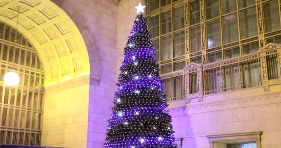 El primer árbol de Navidad que se ilumina con el espíritu navideño 2.0 El primer árbol de Navidad que se ilumina con el espíritu navideño 2.0