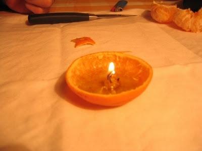 Vela decorativa con una mandarina Vela decorativa con una mandarina