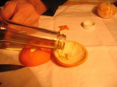 Vela decorativa con una mandarina Vela decorativa con una mandarina