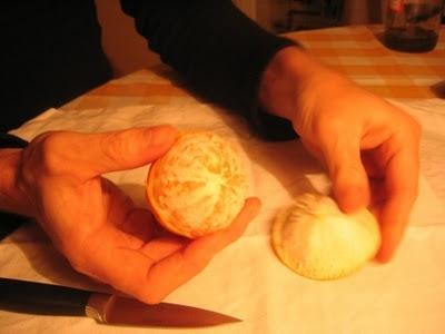 Vela decorativa con una mandarina Vela decorativa con una mandarina
