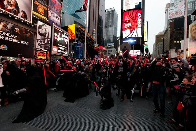 Jedis y Siths invaden el Times Square en NY Jedis y Siths invaden el Times Square en NY