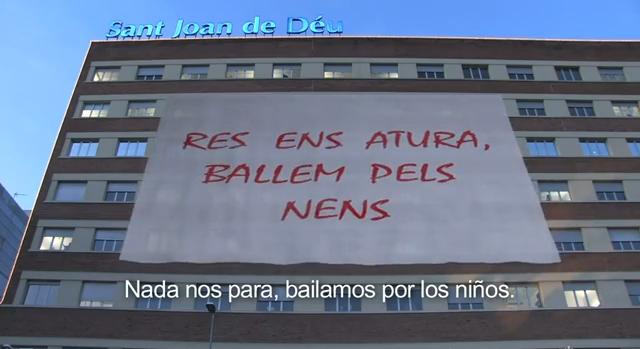Fotograma del vídeo del HSJDBCN Nada nos para, bailamos por l@s niñ@s