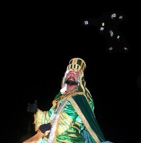 Rey tira caramelos a los niños Cabalgata de Reyes 2012: Valencia, Granada, Gijón y Murcia