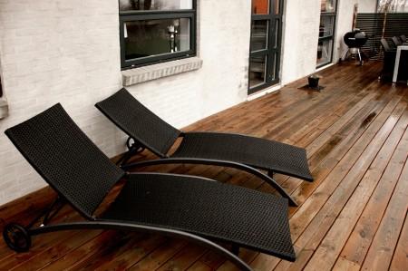 Una preciosa y especial casa en Dinamarca terraza de teca pared color berenjena muebles de terraza mecedora blanca eames estilo nórdico estilo clásico escandinavo diseño escandinavo diseño danés decoración en blanco y negro cuadro dibujos infantiles cocina moderna cocina blanca accesorios de ikea