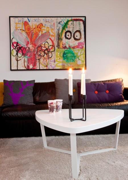 Una preciosa y especial casa en Dinamarca terraza de teca pared color berenjena muebles de terraza mecedora blanca eames estilo nórdico estilo clásico escandinavo diseño escandinavo diseño danés decoración en blanco y negro cuadro dibujos infantiles cocina moderna cocina blanca accesorios de ikea