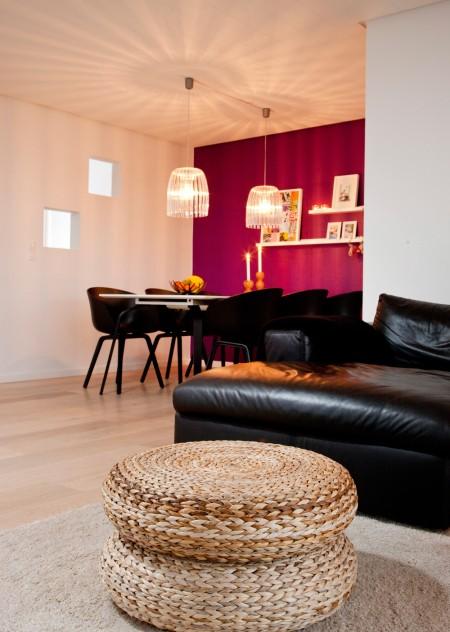 Una preciosa y especial casa en Dinamarca terraza de teca pared color berenjena muebles de terraza mecedora blanca eames estilo nórdico estilo clásico escandinavo diseño escandinavo diseño danés decoración en blanco y negro cuadro dibujos infantiles cocina moderna cocina blanca accesorios de ikea