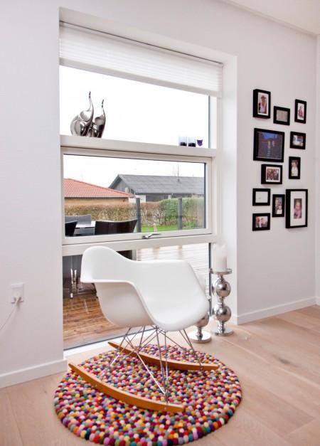 Una preciosa y especial casa en Dinamarca terraza de teca pared color berenjena muebles de terraza mecedora blanca eames estilo nórdico estilo clásico escandinavo diseño escandinavo diseño danés decoración en blanco y negro cuadro dibujos infantiles cocina moderna cocina blanca accesorios de ikea