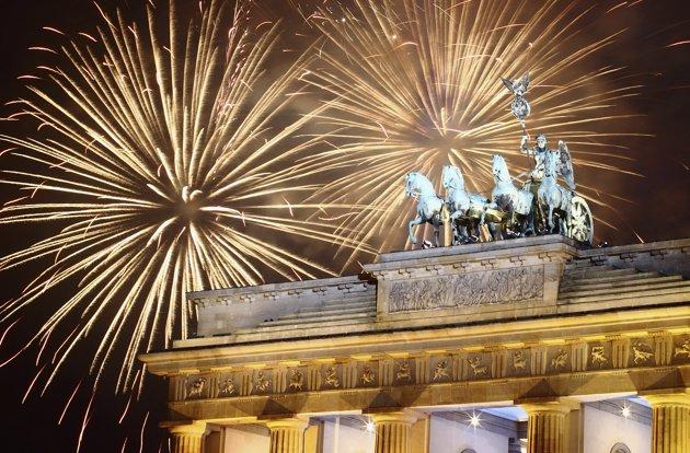 LOS FUEGOS ARTIFICIALES QUE RECIBIERON AL 2012 LOS FUEGOS ARTIFICIALES QUE RECIBIERON AL 2012