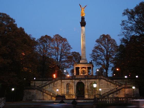 AÑO NUEVO EN MUNICH : VINO CALIENTE, NIEVE Y LUCES AÑO NUEVO EN MUNICH : VINO CALIENTE, NIEVE Y LUCES