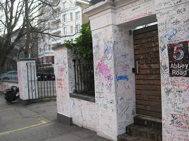 EN ABBEY ROAD: CAMINANDO CON LOS BEATLES