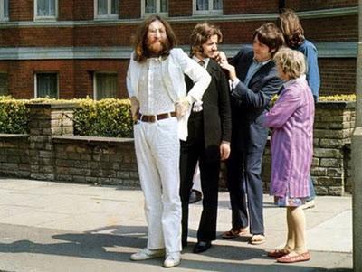 EN ABBEY ROAD: CAMINANDO CON LOS BEATLES