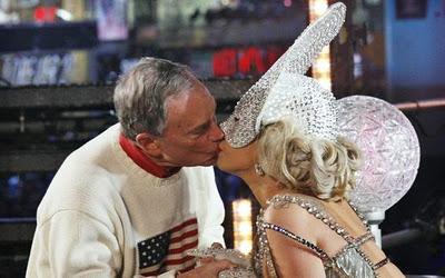Lady Gaga besa al alcalde de Nueva York Lady Gaga besa al alcalde de Nueva York
