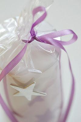 CÓMO ENVOLVER DE REGALO UNA VELA CÓMO ENVOLVER DE REGALO UNA VELA