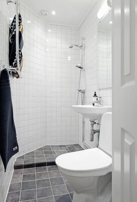 Una cocina abierta al salón taburetes tolix muebles de ikea estilo sueco decoración estilo nórdico decoración pisos pequeños decoración interiores deconración interiores pequeños cocinas blancas cocina moderna cocina diáfana abierta al salón chandelier apartamento sueco