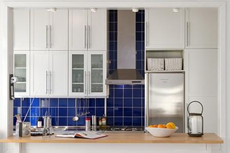 Una cocina abierta al salón taburetes tolix muebles de ikea estilo sueco decoración estilo nórdico decoración pisos pequeños decoración interiores deconración interiores pequeños cocinas blancas cocina moderna cocina diáfana abierta al salón chandelier apartamento sueco