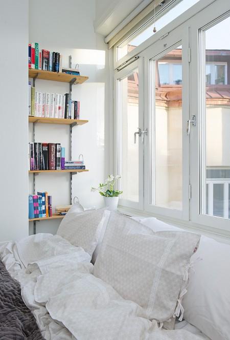 Una cocina abierta al salón taburetes tolix muebles de ikea estilo sueco decoración estilo nórdico decoración pisos pequeños decoración interiores deconración interiores pequeños cocinas blancas cocina moderna cocina diáfana abierta al salón chandelier apartamento sueco