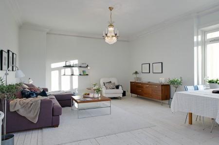 Una cocina abierta al salón taburetes tolix muebles de ikea estilo sueco decoración estilo nórdico decoración pisos pequeños decoración interiores deconración interiores pequeños cocinas blancas cocina moderna cocina diáfana abierta al salón chandelier apartamento sueco