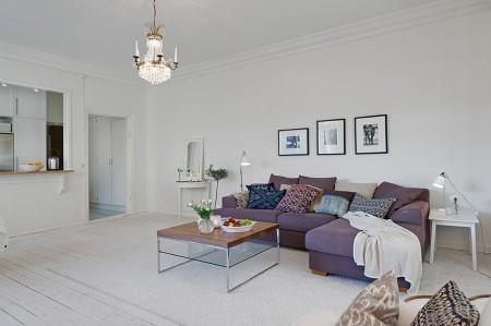 Una cocina abierta al salón taburetes tolix muebles de ikea estilo sueco decoración estilo nórdico decoración pisos pequeños decoración interiores deconración interiores pequeños cocinas blancas cocina moderna cocina diáfana abierta al salón chandelier apartamento sueco