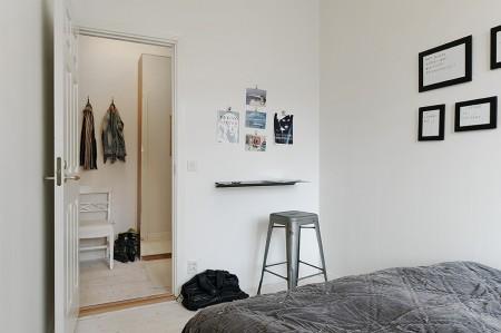 Una cocina abierta al salón taburetes tolix muebles de ikea estilo sueco decoración estilo nórdico decoración pisos pequeños decoración interiores deconración interiores pequeños cocinas blancas cocina moderna cocina diáfana abierta al salón chandelier apartamento sueco