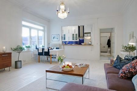 Una cocina abierta al salón taburetes tolix muebles de ikea estilo sueco decoración estilo nórdico decoración pisos pequeños decoración interiores deconración interiores pequeños cocinas blancas cocina moderna cocina diáfana abierta al salón chandelier apartamento sueco