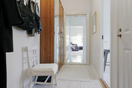 Una cocina abierta al salón taburetes tolix muebles de ikea estilo sueco decoración estilo nórdico decoración pisos pequeños decoración interiores deconración interiores pequeños cocinas blancas cocina moderna cocina diáfana abierta al salón chandelier apartamento sueco