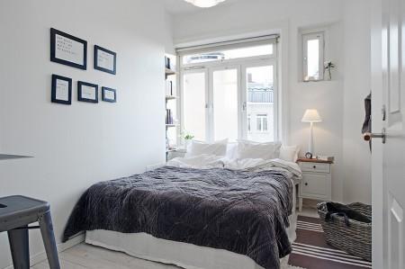 Una cocina abierta al salón taburetes tolix muebles de ikea estilo sueco decoración estilo nórdico decoración pisos pequeños decoración interiores deconración interiores pequeños cocinas blancas cocina moderna cocina diáfana abierta al salón chandelier apartamento sueco