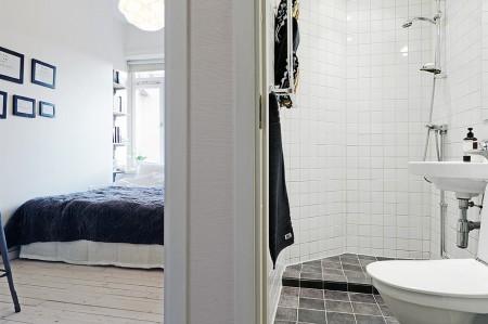 Una cocina abierta al salón taburetes tolix muebles de ikea estilo sueco decoración estilo nórdico decoración pisos pequeños decoración interiores deconración interiores pequeños cocinas blancas cocina moderna cocina diáfana abierta al salón chandelier apartamento sueco