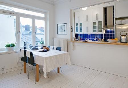 Una cocina abierta al salón taburetes tolix muebles de ikea estilo sueco decoración estilo nórdico decoración pisos pequeños decoración interiores deconración interiores pequeños cocinas blancas cocina moderna cocina diáfana abierta al salón chandelier apartamento sueco
