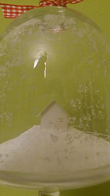 DIY: la casita nevada dentro de una copa de Reyes DIY: la casita nevada dentro de una copa de Reyes