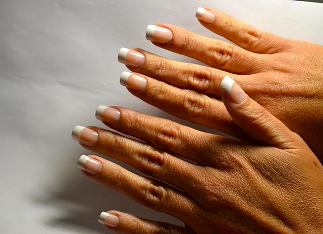 ... ¿Uñas postizas, yo? ... ¿Uñas postizas, yo?