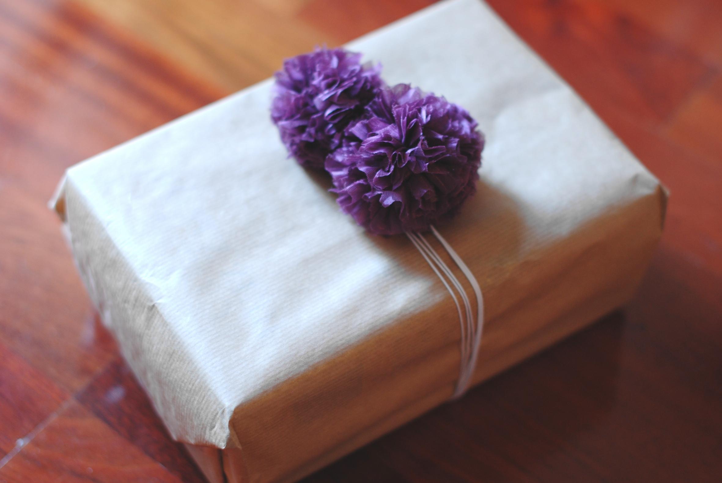 a-kiss-of-colour-diy-pompones-de-tela-fabric-pom-poms DIY. Pompones de tela/Fabric pom-poms