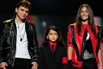 Hijos de Michael Jackson grabarán huellas de su padre en Hollywood