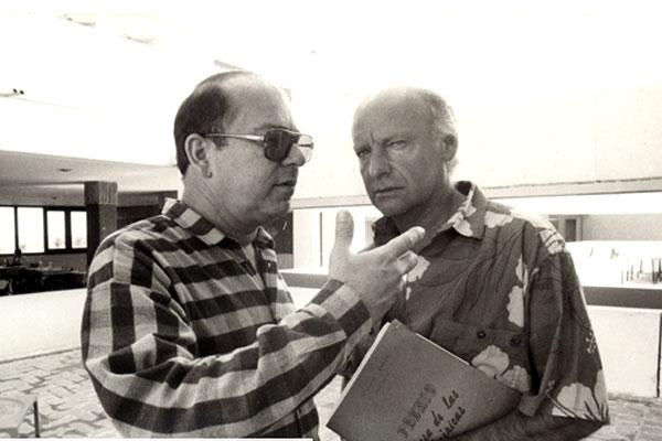 La Casa recibirá a Galeano Eduardo Galeano junto a Miguel Barnet durante las sesiones del jurado de testimonio en el año 1989. Foto: Casa de las Américas