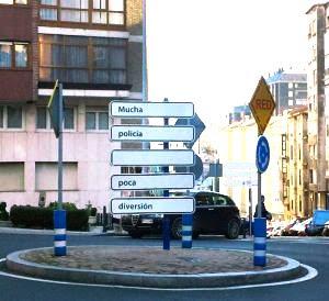 El último panel artístico de la rotonda de Menéndez Pelayo indigna a la Policía Local El último panel artístico de la rotonda de Menéndez Pelayo indigna a la Policía Local