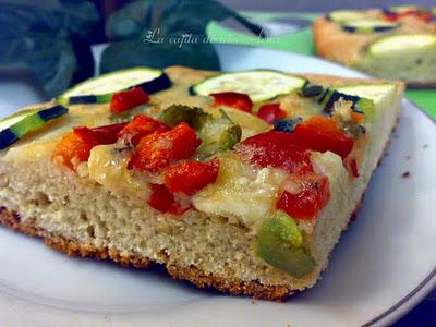 Coca de verduras y queso azul