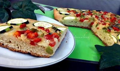 Coca de verduras y queso azul