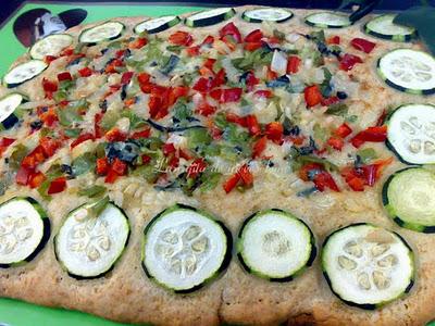 Coca de verduras y queso azul